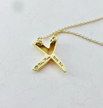 Carica l'immagine nel visualizzatore di Gallery, Authentic Tiffany & Co. Paloma Picasso Graffiti X Necklace 18K Yellow Gold Medium Size Pendant Chain Necklace