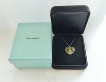 Laden Sie das Bild in den Galerie-Viewer, Authentic Tiffany & Co. Enchant Gold Heart Necklace Large Heart 18K Yellow Gold Pendant Necklace