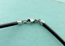 Laden Sie das Bild in den Galerie-Viewer, Authentic Tiffany & Co. Atlas Necklace Sterling Silver Black Enamel Pendant Rubber Black Cord Surfer Necklace