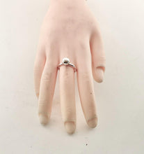 Carica l'immagine nel visualizzatore di Gallery, Authentic Tiffany & Co. HardWear Ball Ring Sterling Silver 8mm Bead Ball Ring Size 4.5