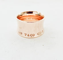 Laden Sie das Bild in den Galerie-Viewer, Authentic Tiffany Co. 1837 Rubedo Ring Wide T & Co NY Concave Metal Ring Size 6.5