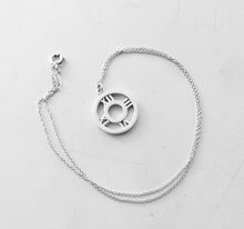 Cargar imagen en el visor de la galería, Tiffany & Co. Atlas Necklace Roman Numerals Round Circle Pendant Sterling Silver Necklace Size Medium