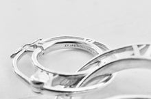 Laden Sie das Bild in den Galerie-Viewer, Tiffany & Co Atlas Link Bracelet Roman Numerals Sterling Silver Round Link Bracelet