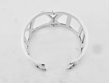 Laden Sie das Bild in den Galerie-Viewer, Tiffany & Co. Atlas Wide Hinged Bangle Bracelet Roman Numerals Sterling Silver Open Oval Bracelet