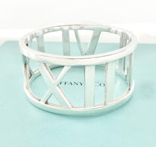Laden Sie das Bild in den Galerie-Viewer, Tiffany & Co. Atlas Wide Hinged Bangle Bracelet Roman Numerals Sterling Silver Open Oval Bracelet