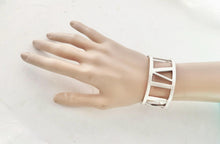 Laden Sie das Bild in den Galerie-Viewer, Tiffany & Co. Atlas Wide Hinged Bangle Bracelet Roman Numerals Sterling Silver Open Oval Bracelet