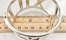 Laden Sie das Bild in den Galerie-Viewer, Tiffany & Co. Atlas Wide Hinged Bangle Bracelet Roman Numerals Sterling Silver Open Oval Bracelet