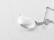 Carica l'immagine nel visualizzatore di Gallery, Authentic Tiffany & Co. Elsa Peretti Bean Necklace 14mm Sterling Silver Bean Pendant Necklace