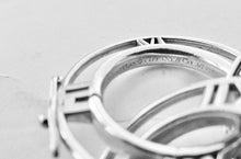 Laden Sie das Bild in den Galerie-Viewer, Tiffany & Co Atlas Link Necklace Roman Numerals Sterling Silver Round Link Necklace