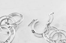 Laden Sie das Bild in den Galerie-Viewer, Tiffany & Co Atlas Link Necklace Roman Numerals Sterling Silver Round Link Necklace