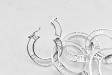 Laden Sie das Bild in den Galerie-Viewer, Tiffany & Co Atlas Link Bracelet Roman Numerals Sterling Silver Round Link Bracelet