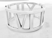 Laden Sie das Bild in den Galerie-Viewer, Tiffany & Co. Atlas Wide Hinged Bangle Bracelet Roman Numerals Sterling Silver Open Oval Bracelet