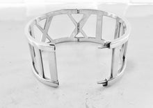 Laden Sie das Bild in den Galerie-Viewer, Tiffany & Co. Atlas Wide Hinged Bangle Bracelet Roman Numerals Sterling Silver Open Oval Bracelet