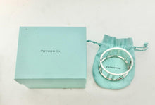 Laden Sie das Bild in den Galerie-Viewer, Tiffany & Co. Atlas Wide Hinged Bangle Bracelet Roman Numerals Sterling Silver Open Oval Bracelet