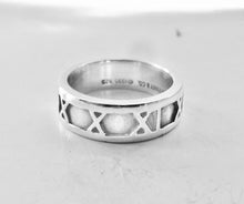 Laden Sie das Bild in den Galerie-Viewer, Authentic Tiffany & Co. Atlas Ring Sterling Silver Narrow Roman Numerals Band Ring Size 6.25
