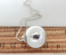 Carica l'immagine nel visualizzatore di Gallery, Authentic Tiffany Co. HardWear Ball Pendant Necklace Sterling Silver Bead Ball Necklace 19mm

