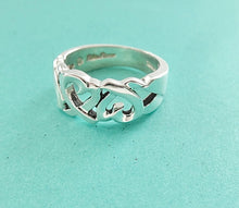 Carregar imagem no visualizador da galeria, Authentic Tiffany &amp; Co. Paloma Picasso Loving Heart Ring Triple Three Hearts Sterling Silver Band Ring Size 6
