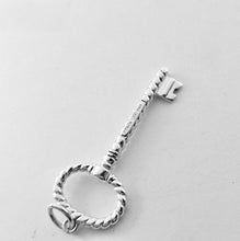Carica l'immagine nel visualizzatore di Gallery, Authentic Tiffany &amp; Co. Oval Twist Key Sterling Silver Twisted Size Medium Keys Pendant Necklace
