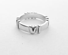 Carica l'immagine nel visualizzatore di Gallery, Authentic Tiffany &amp; Co. Atlas Band Ring Sterling Silver Roman Numerals Ring Size 5.5

