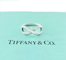Laden Sie das Bild in den Galerie-Viewer, Authentic Tiffany &amp; Co. Infinity Ring Sterling Silver Infinity Figure 8 Band Ring Size 5
