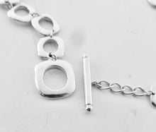 Carica l'immagine nel visualizzatore di Gallery, Authentic Tiffany &amp; Co. Square Cushion Necklace Toggle Clasp Round Cutout Link Sterling Silver Necklace

