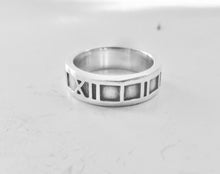 Laden Sie das Bild in den Galerie-Viewer, Authentic Tiffany &amp; Co. Atlas Ring Sterling Silver Narrow Roman Numerals Band Ring Size 6.25
