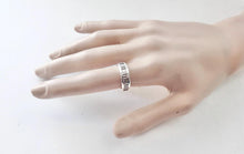 Laden Sie das Bild in den Galerie-Viewer, Authentic Tiffany &amp; Co. Atlas Ring Sterling Silver Narrow Roman Numerals Band Ring Size 6.25
