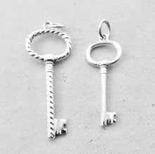 Carica l'immagine nel visualizzatore di Gallery, Authentic Tiffany &amp; Co. Oval Twist Key Sterling Silver Twisted Size Medium Keys Pendant Necklace
