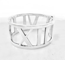 Laden Sie das Bild in den Galerie-Viewer, Tiffany &amp; Co. Atlas Wide Hinged Bangle Bracelet Roman Numerals Sterling Silver Open Oval Bracelet
