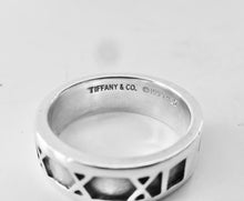 Laden Sie das Bild in den Galerie-Viewer, Authentic Tiffany &amp; Co. Atlas Ring Sterling Silver Narrow Roman Numerals Band Ring Size 6.25

