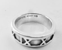 Laden Sie das Bild in den Galerie-Viewer, Authentic Tiffany &amp; Co. Atlas Ring Sterling Silver Narrow Roman Numerals Band Ring Size 6.25
