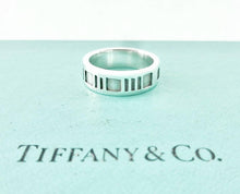 Laden Sie das Bild in den Galerie-Viewer, Authentic Tiffany &amp; Co. Atlas Ring Sterling Silver Narrow Roman Numerals Band Ring Size 6.25
