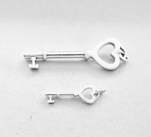 Carica l'immagine nel visualizzatore di Gallery, Authentic Tiffany &amp; Co. Heart Key Charm Size Large Sterling Silver Keys Pendant Necklace
